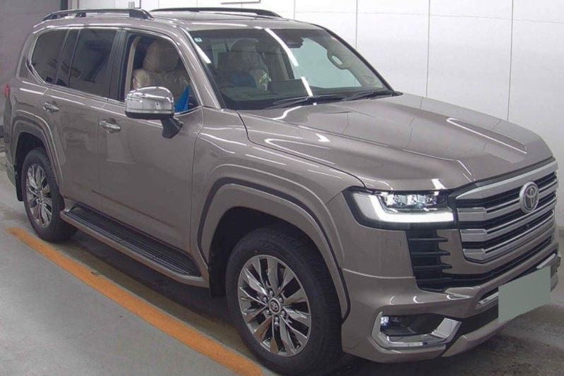 Toyota Land Cruiser vehicle on a car dealership website with auction details.