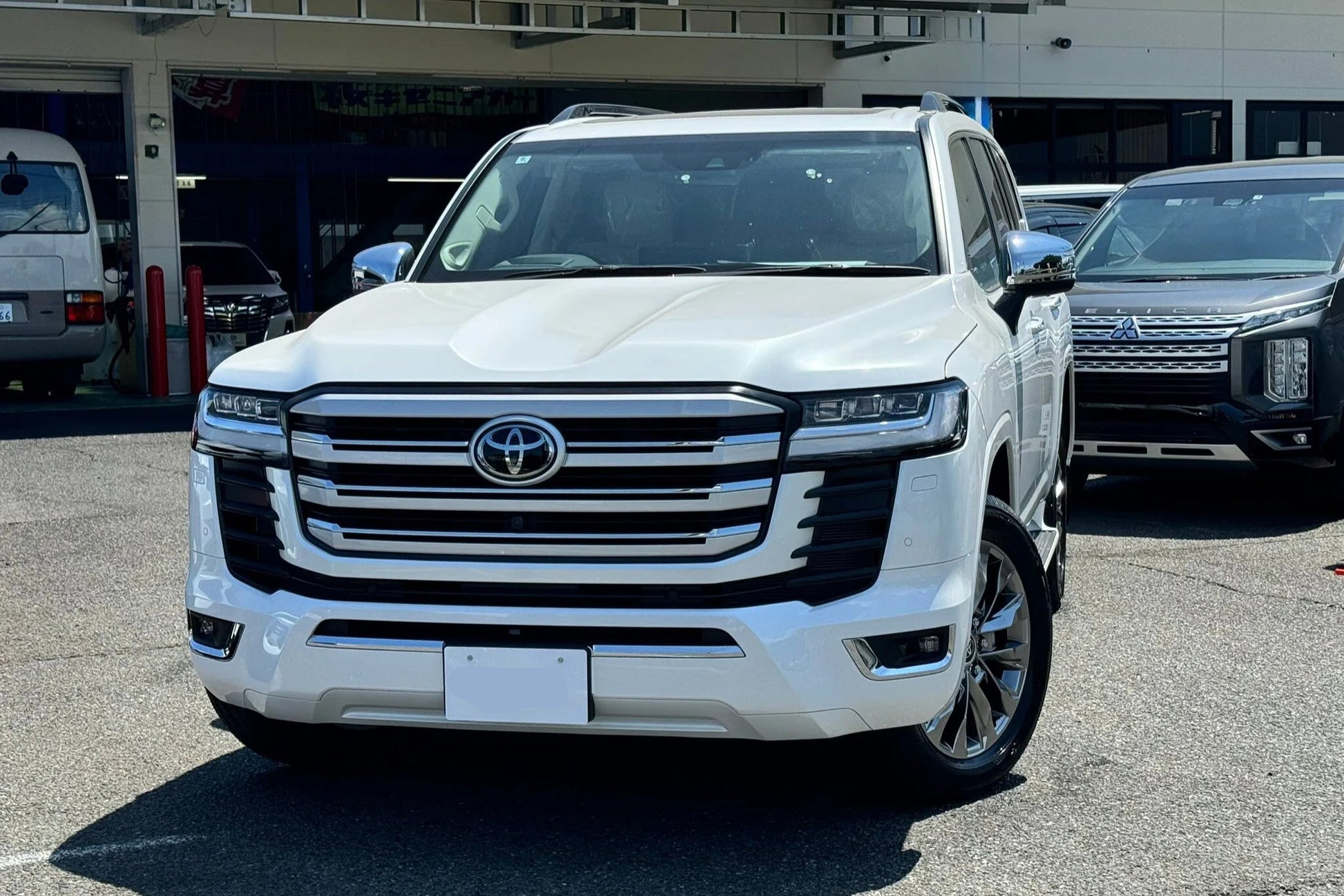 2025 Toyota Land Cruiser 300 ZX 3.5L 4WD | 7-Seater | Pearl White | Brand New
